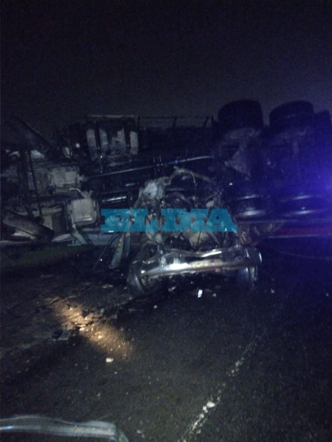 Tragedia en La Plata: volcó un camión en la Ruta 36, aplastó una camioneta y murió el conductor