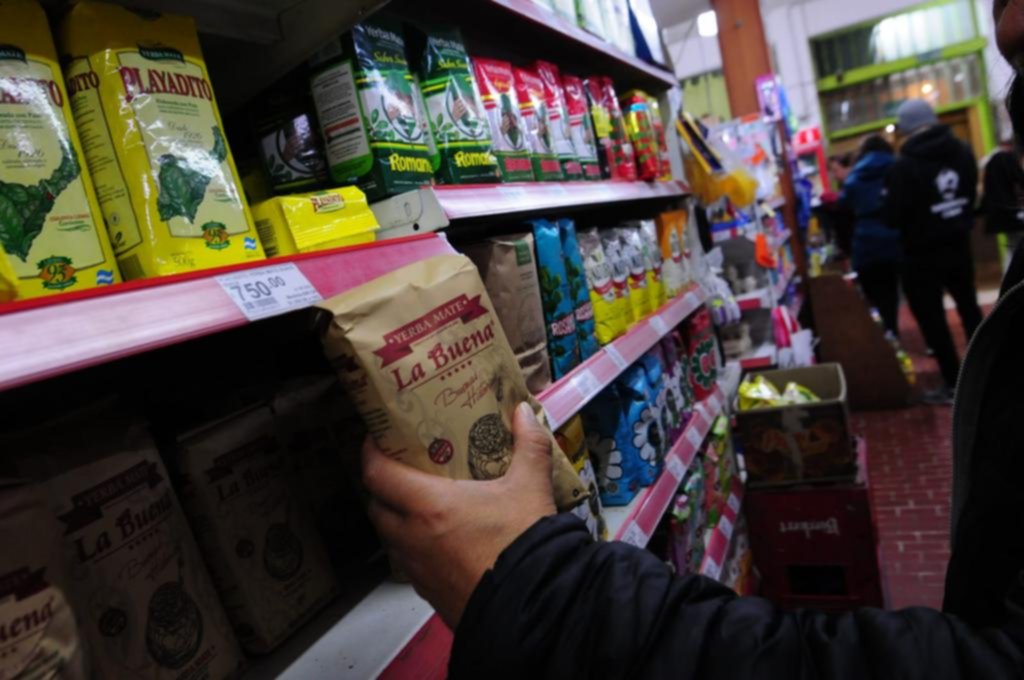 La yerba sube y sube en La Plata, entre góndolas que “desaceleran”