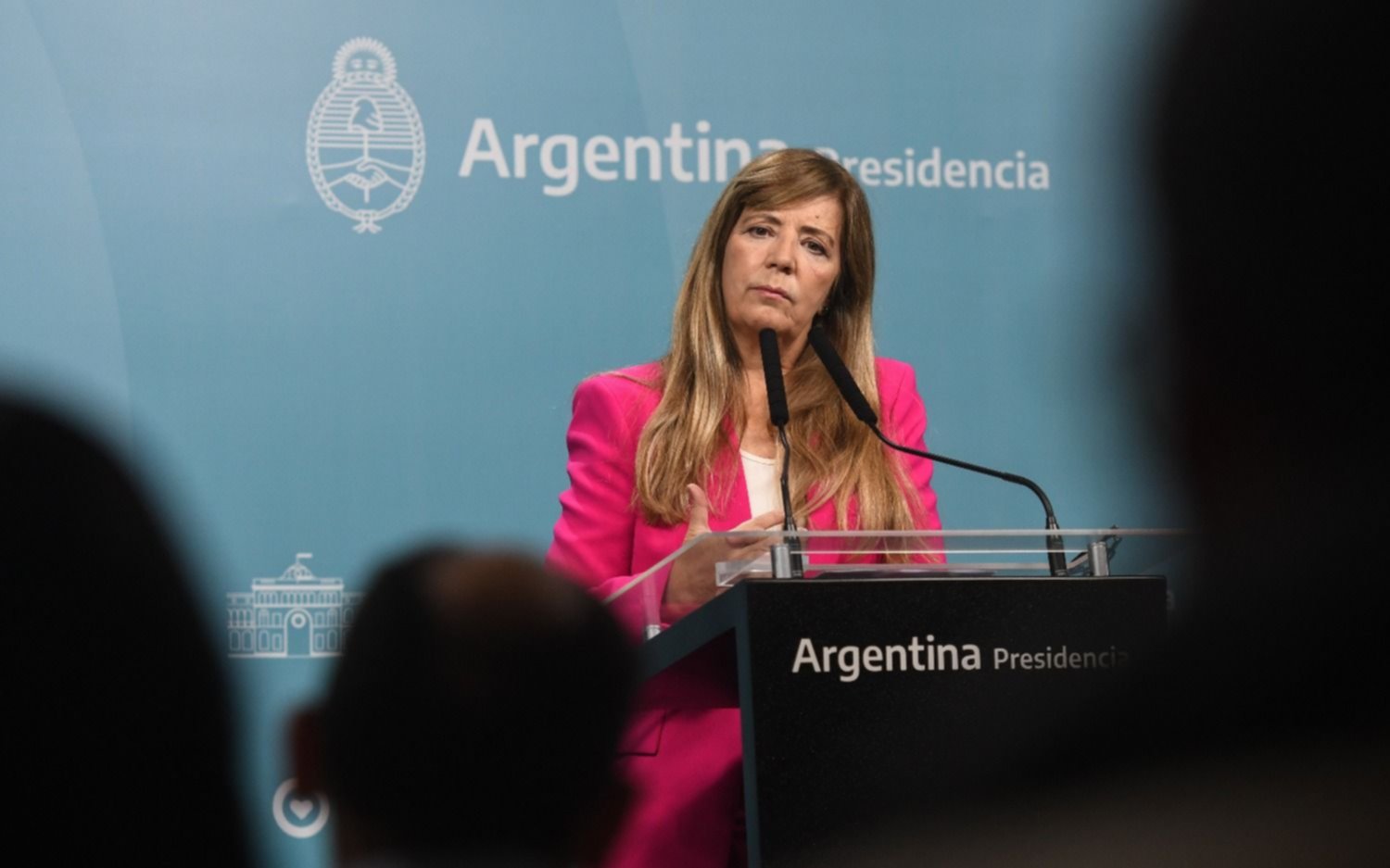 Para el Gobierno, la inflación será "más baja" y habló de "movimientos ínfimos" del dólar blue
