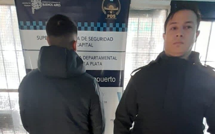Tras una discusión vecinal en Villa Elvira, un joven pelea por su vida