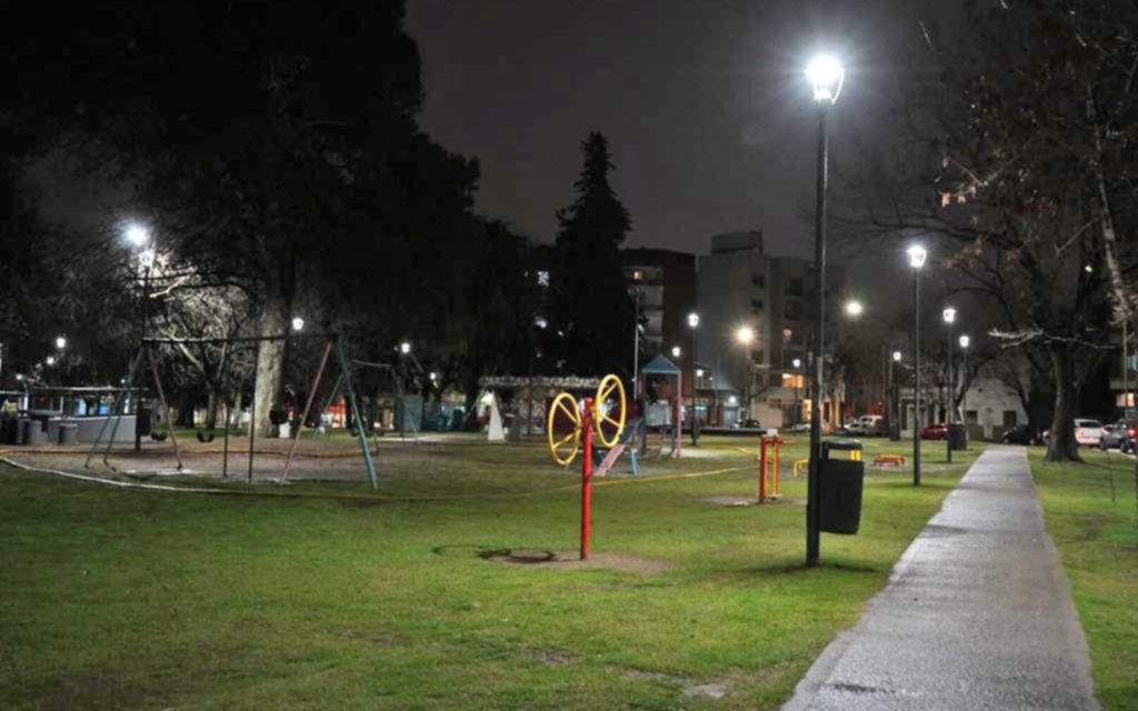 Renuevan luces LED en varias plazas y parques de La Plata