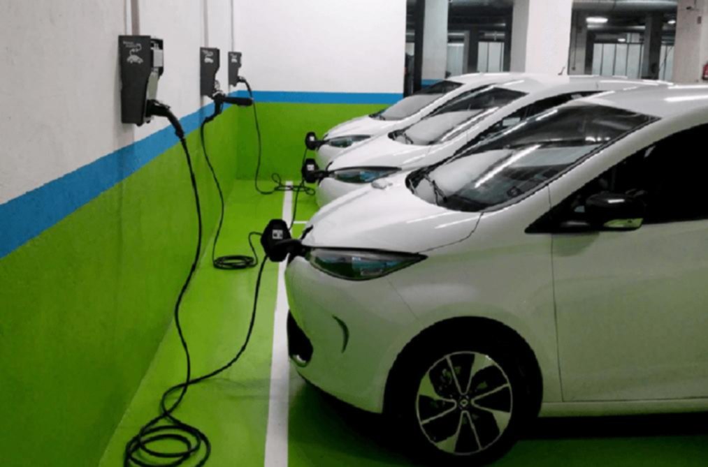 Puntos de carga cada 60 km: el desafío de la Unión Europea para impulsar los autos eléctricos