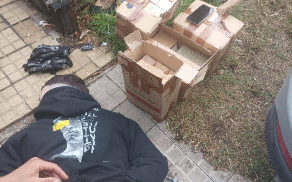 El extraño caso del hombre que cambiaba la rueda en La Plata y le hallaron $27 millones en cajas