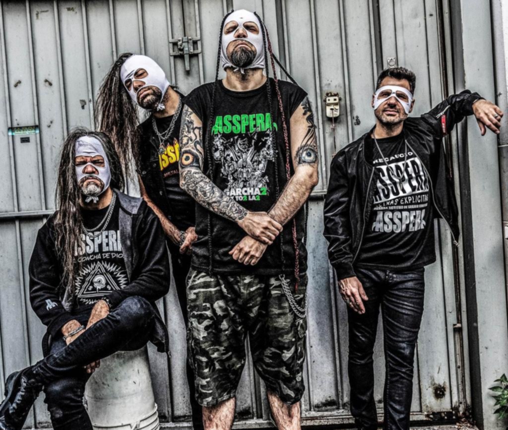Asspera: Metal bizarro, covers con humor y resistencia