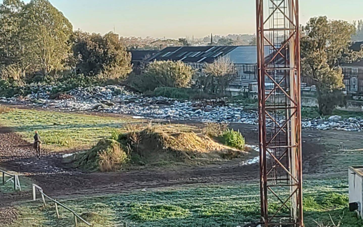 Denuncian un basural a cielo abierto en el hipódromo de La Plata