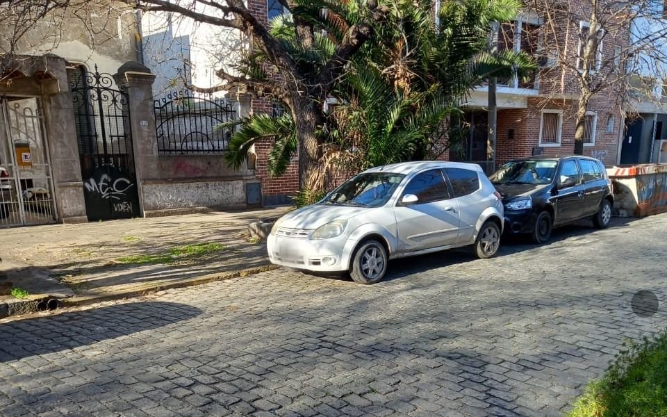 "El estacioná donde quieras" no tiene límites en La Plata