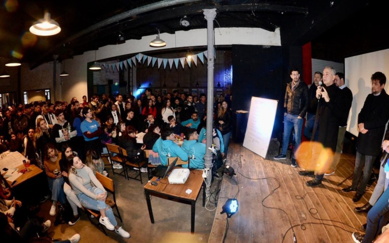 Elecciones 2023.- Alak: "Vamos a crear trabajo con base tecnológica para que el talento joven se quede en La Plata"