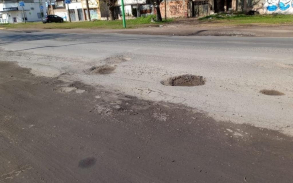 El Camino Rivadavia, con pozos y lomadas en el área lindera a la avenida 122