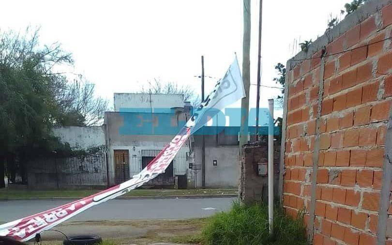 Un pasacalle electoral se vino a abajo con una luminaria y estalló la bronca