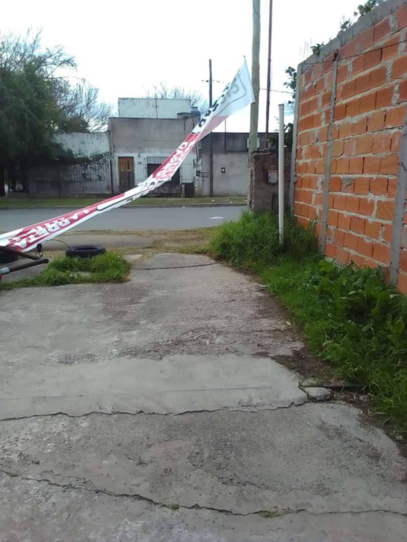 Cayó un poste de iluminación en 28 y 483 y genera riesgos
