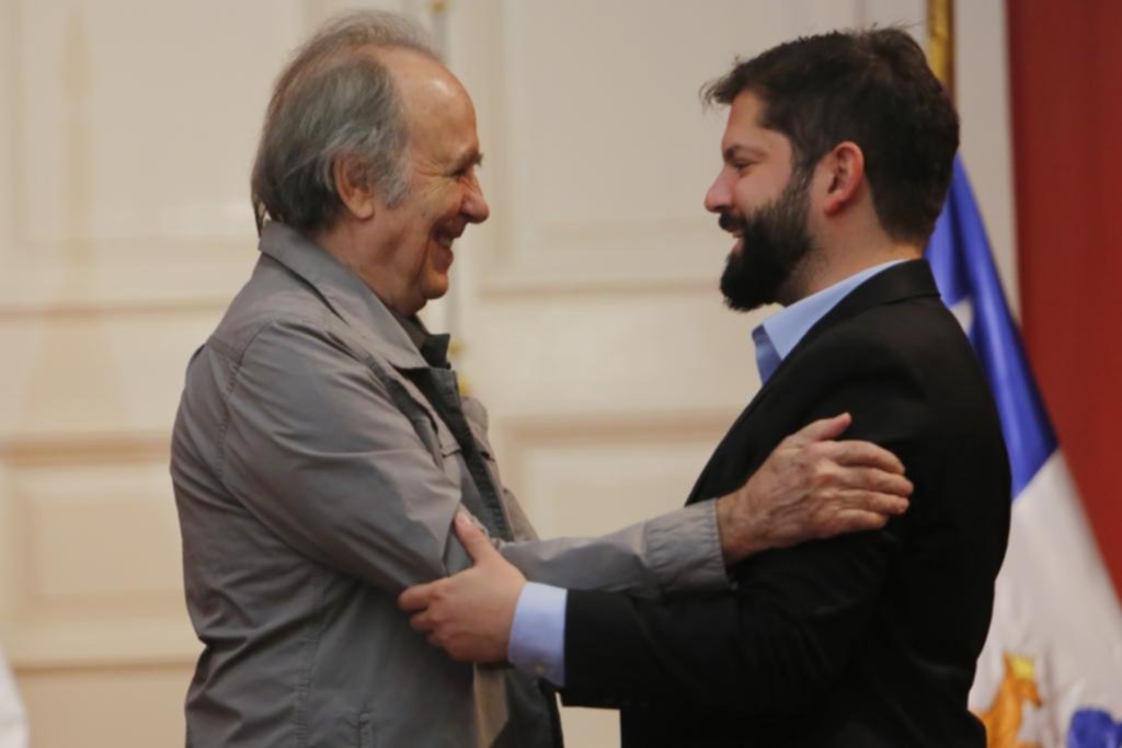 El presidente de Chile galardonó a Joan Manuel Serrat
