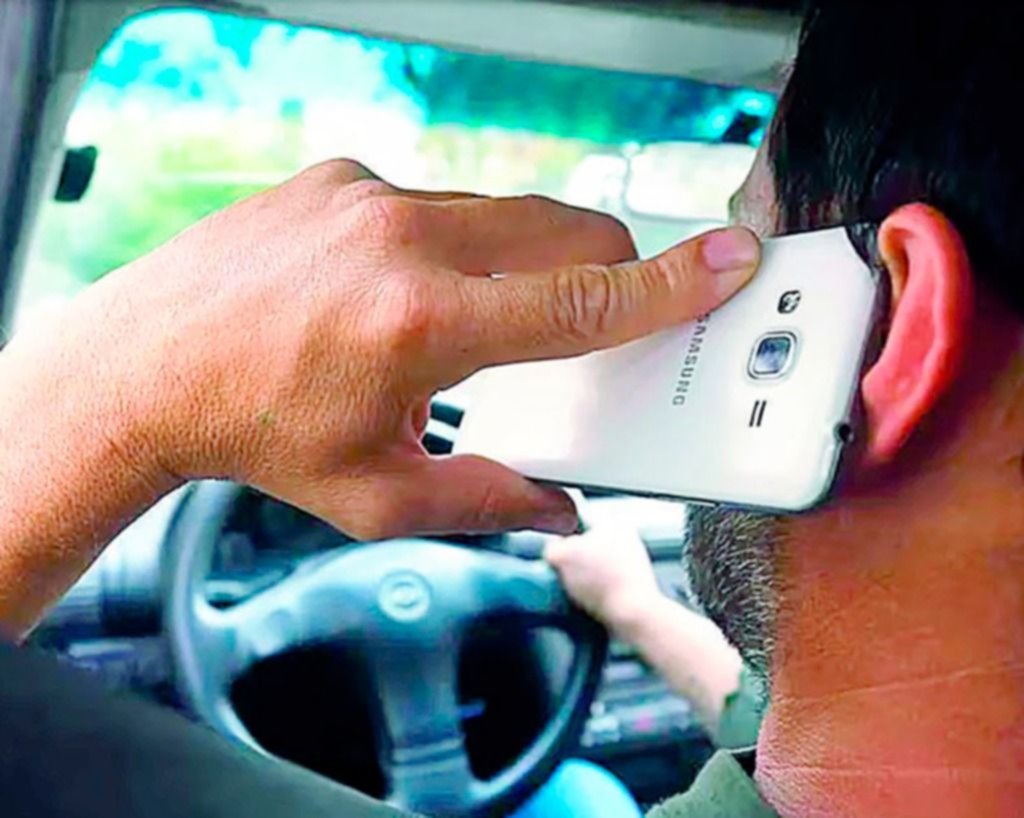 Celular al volante: su uso cuadriplica el riesgo vial
