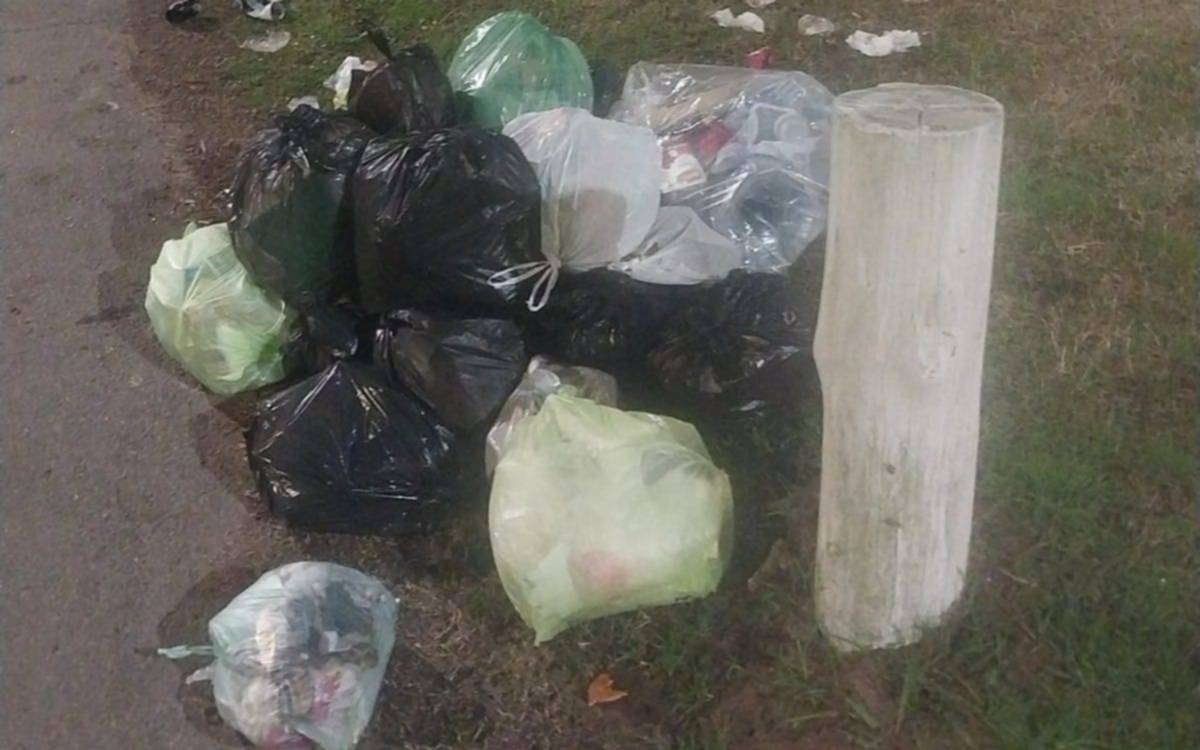 Vecinos reclaman que una esquina de Gonnet está "llena de basura"