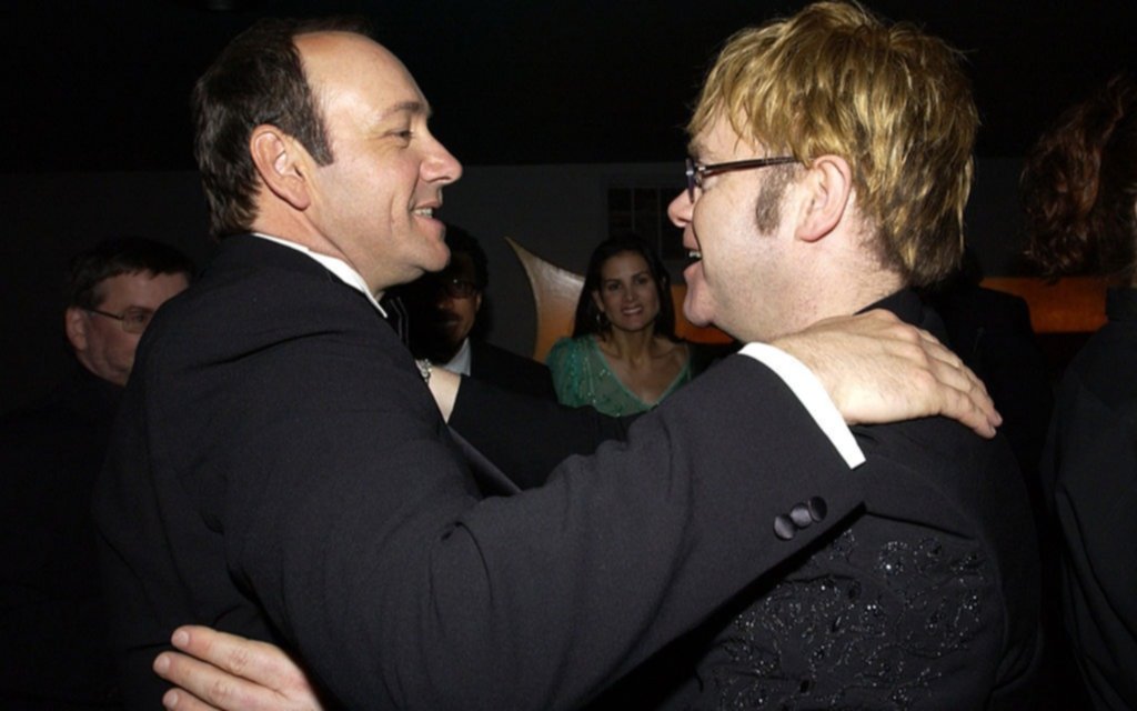Elton John declaró a favor de Kevin Spacey en el juicio por abuso sexual contra el actor