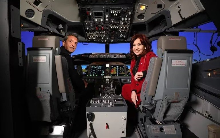 Cristina Kirchner junto a Massa en un acto de Aerolíneas: "Deberían inventar un simulador de presidentes"