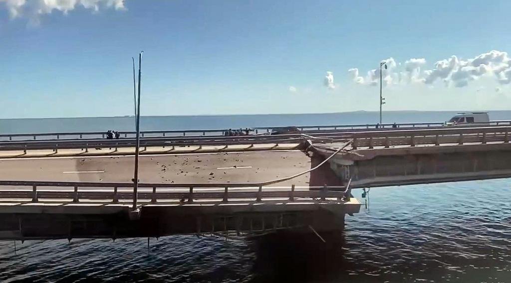Rusia está que arde: Kiev dañó un puente en Crimea