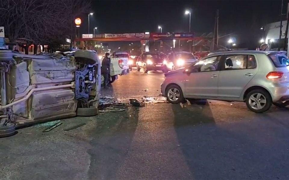 VIDEO. Tres heridos por un accidente de tránsito en Centenario y 511