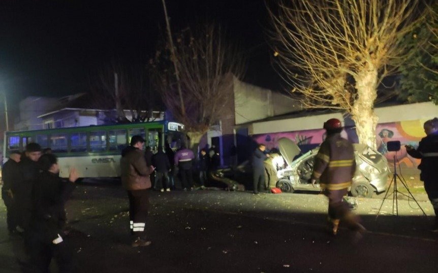 Murió un joven tras chocar con un colectivo en Quilmes