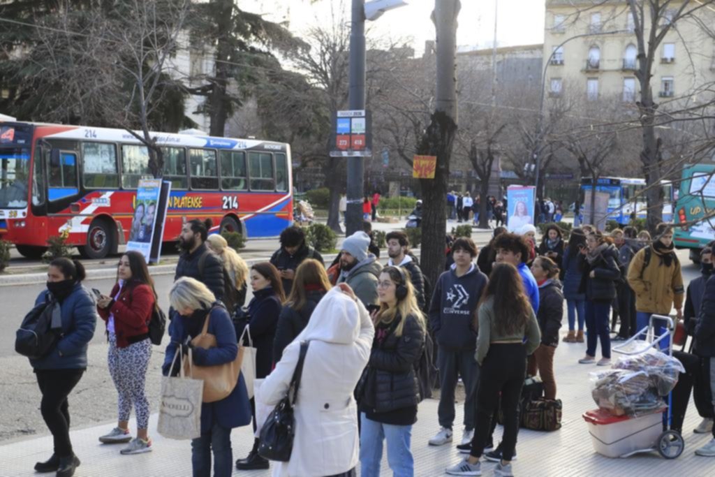 Ya no se viaja por “dos pesos”: para los platenses el micro es caro