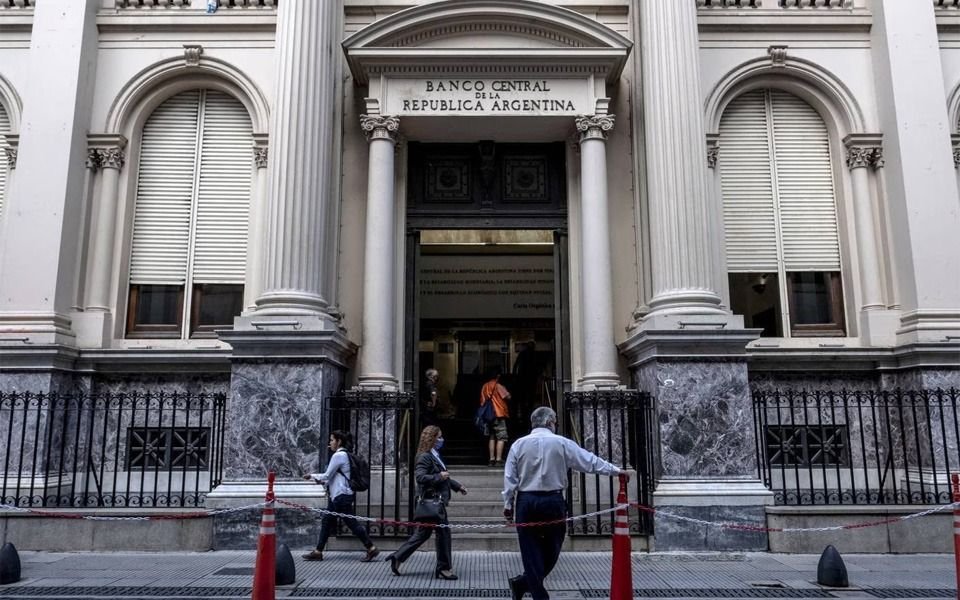 Para contener la escalada del blue, habrá dólar más alto para el agro e impuesto PAIS sobre importaciones