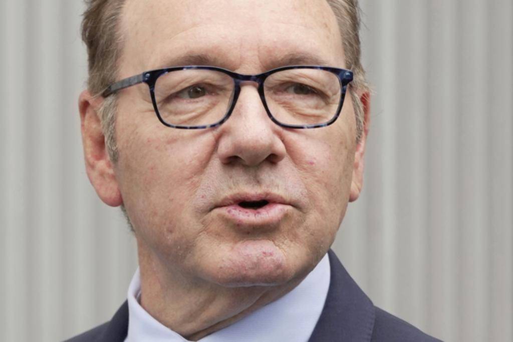 Piden exonerar a Spacey porque “no es crimen tener sexo”