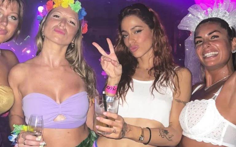 De fiesta en Ibiza: Tini Stoessel y la novia de la "Brujita" Verón, con buena onda en la "Bresh" 
