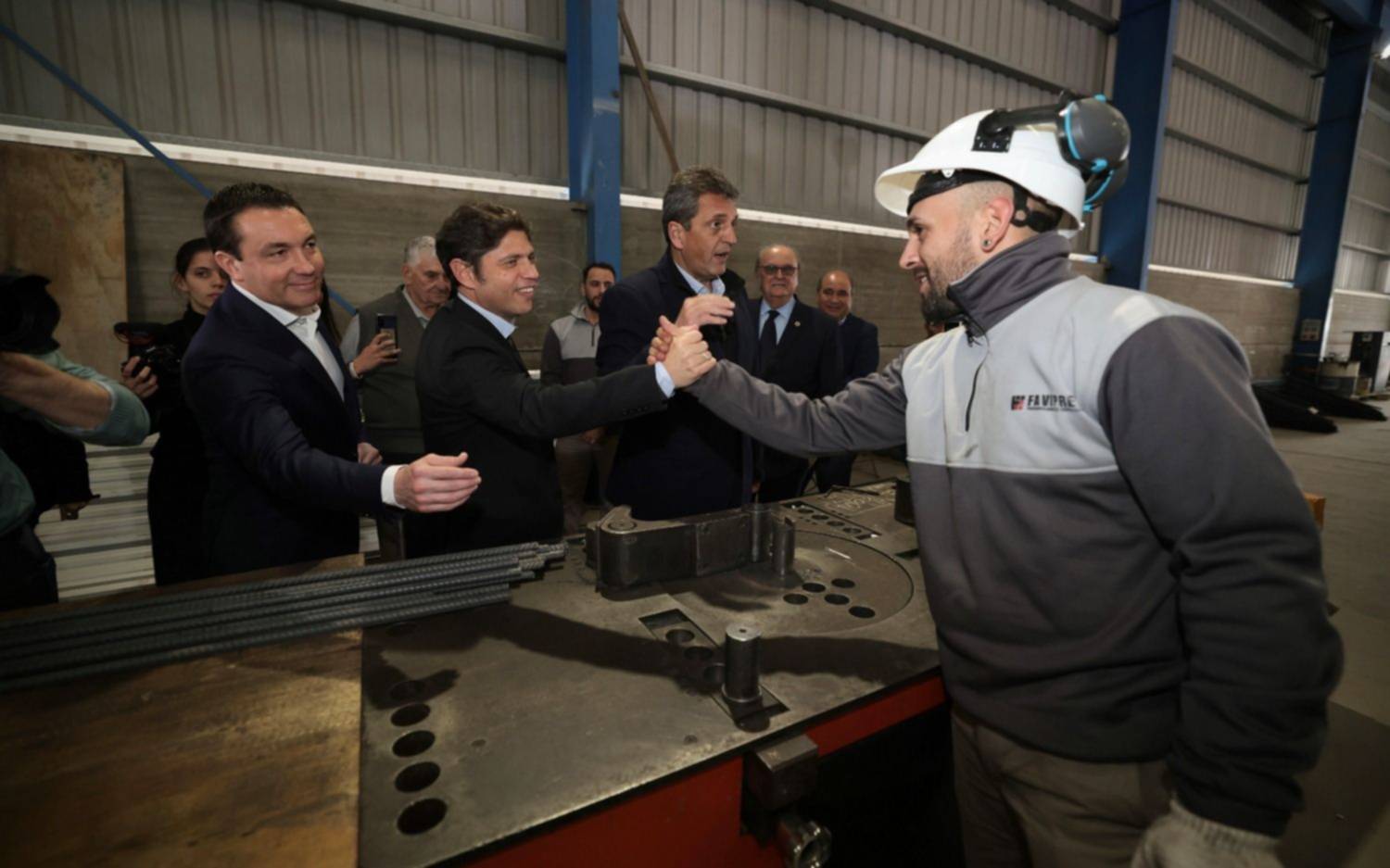 Elecciones 2023.- Kicillof y Massa en Varela: "Apoyando a las pymes y empresas se puede salir"