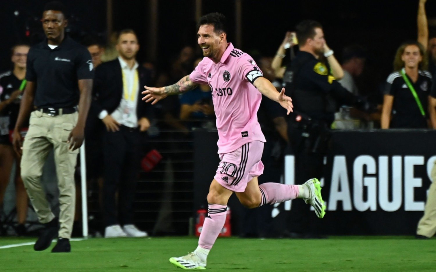 Con un golazo de Messi, Inter Miami le ganó a Cruz Azul 2 a 1 sobre el final