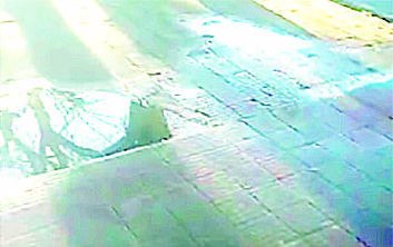 Una pérdida de agua bajo la vereda en 38 entre 2 y 3