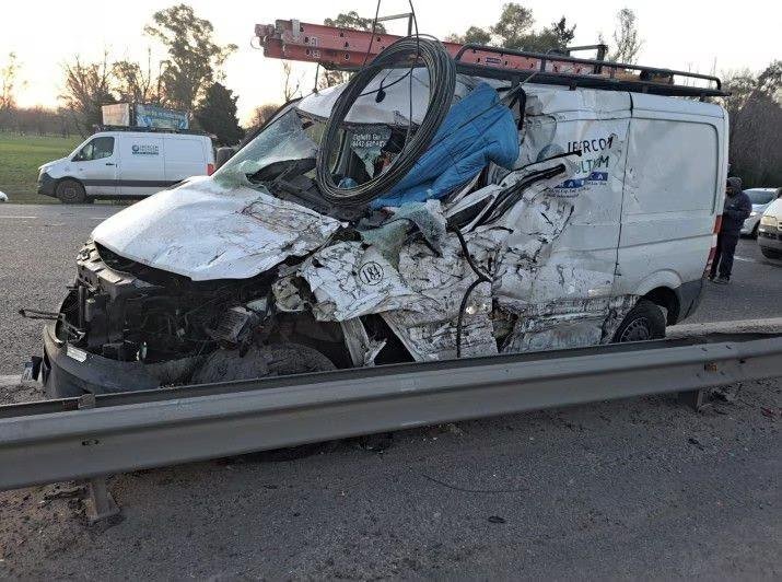 Una camioneta se cruzó de carril y terminó en tragedia