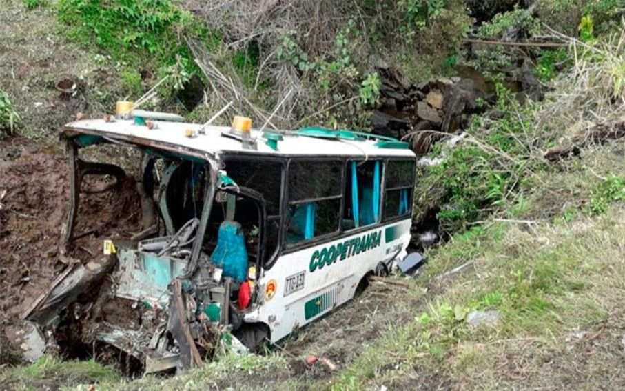Un colectivo cayó al precipicio en una ruta de Colombia: se registraron 9 personas fallecidas y 25 heridas