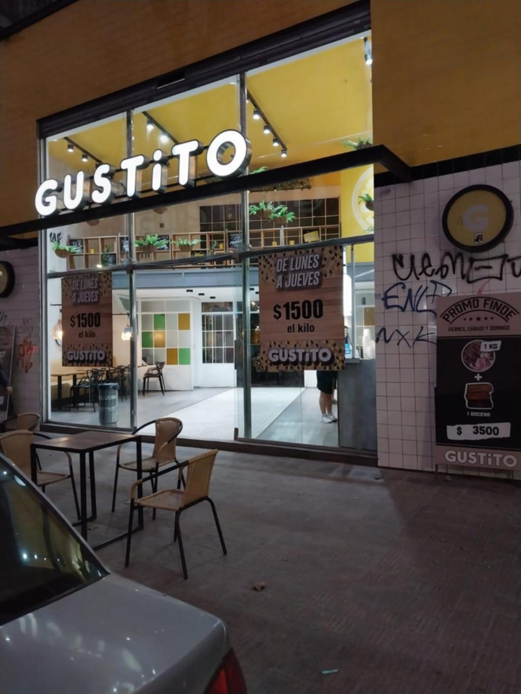 El amargo sabor de los robos: culatazos y asalto en una heladería céntrica