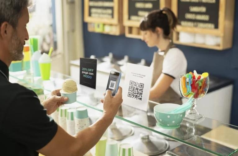 Los billetes pierden la “batalla” con las billeteras virtuales en La Plata