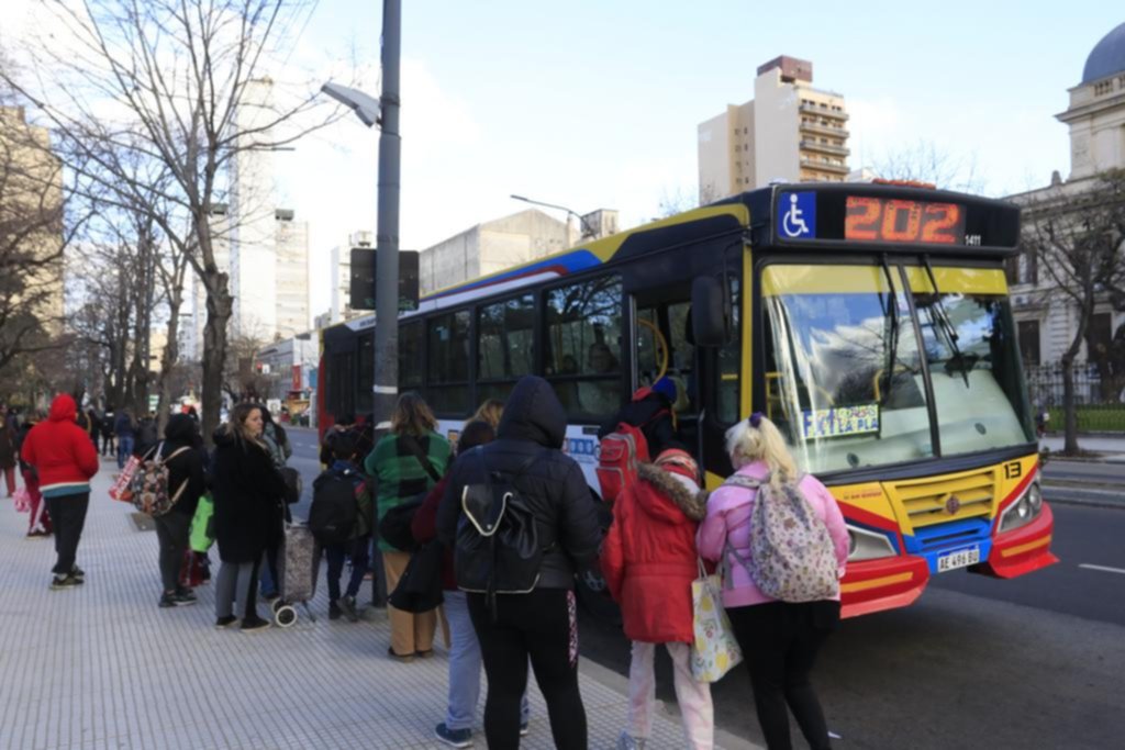 La avenida 7 sin refugios, otro trastorno para pasajeros de micros