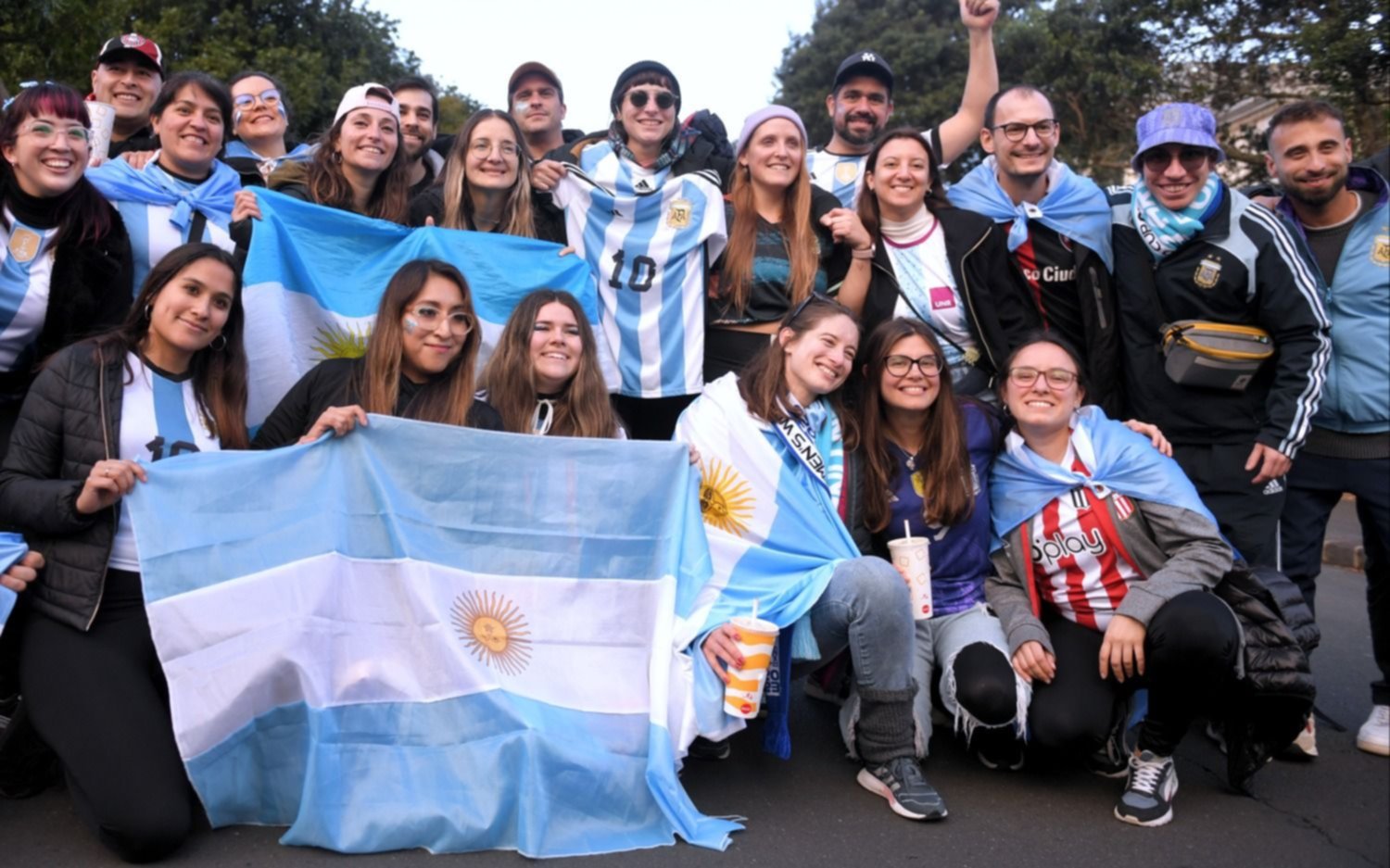 La hinchada argentina le puso música y color al Eden Park de Auckland pese al debut con derrota en el Mundial Femenino