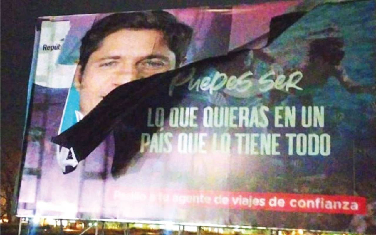 Denuncian que destruyen cartelería y publicidad de Massa, Kicillof y Alak