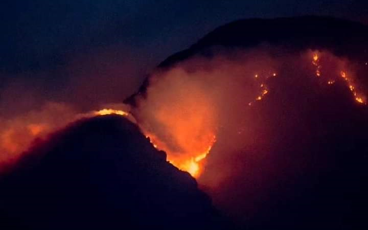 Arde el Cerro Uritorco en Córdoba: ya hay 200 evacuados por el humo