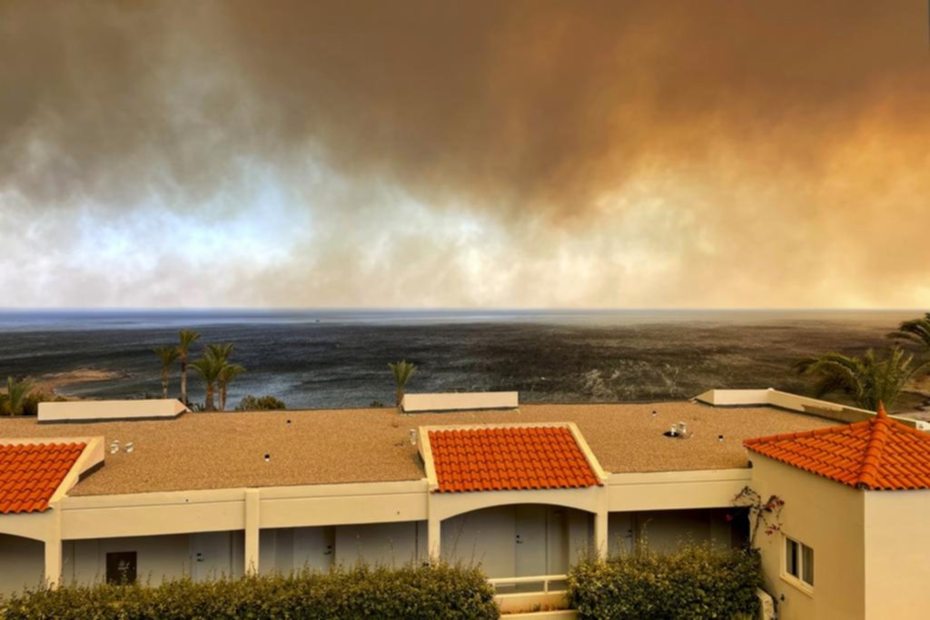 Temperaturas extremas: Grecia sigue bajo fuego y evacua a miles de turistas