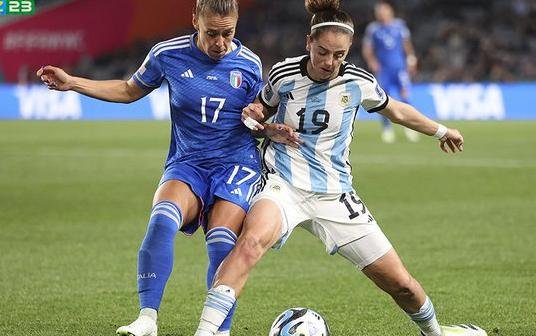 Argentina perdió en su estreno mundialista