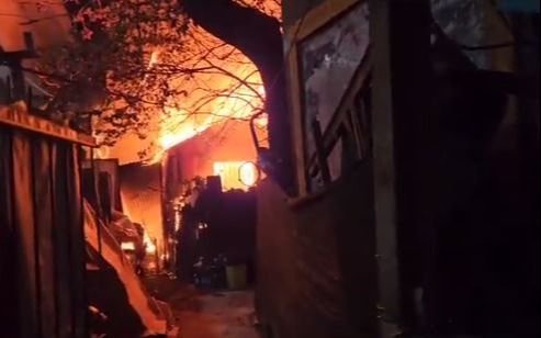Incendio en un asentamiento en Villa Crespo: al menos dos personas internadas