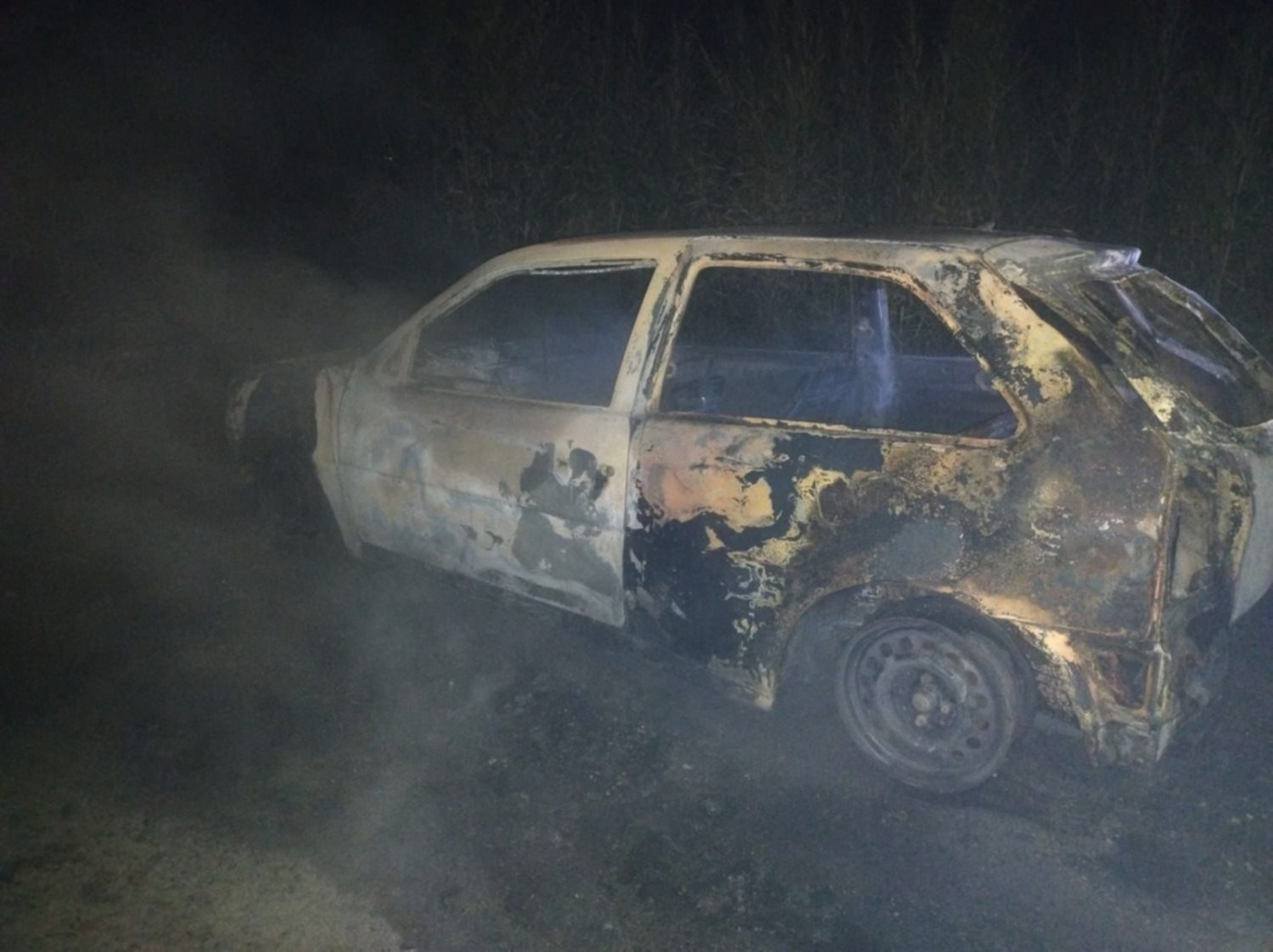 Le robó el auto a su ex novio en La Plata y se lo prendió fuego delante de los policías