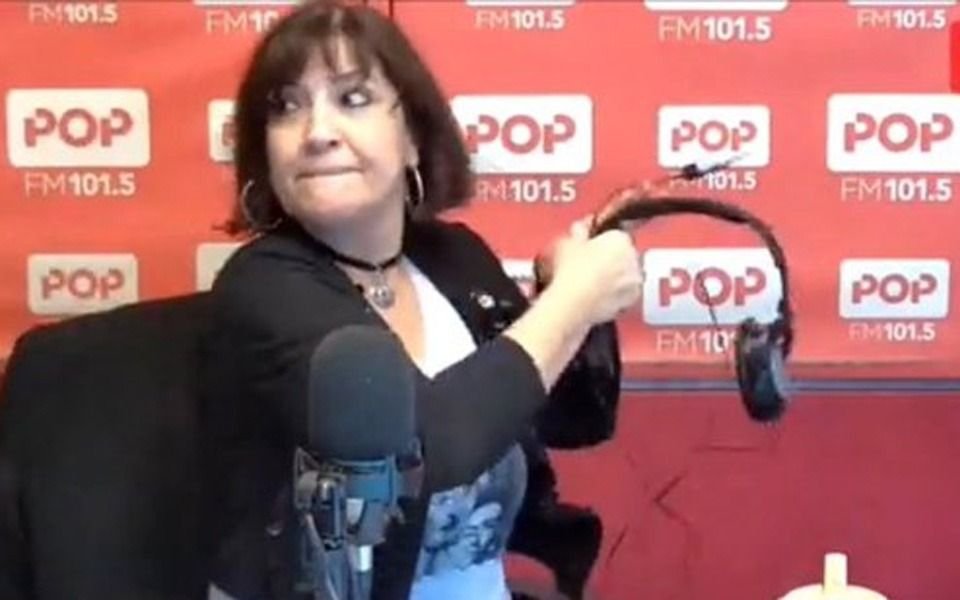 VIDEO. La Negra Vernaci estalló en vivo: revoleó auriculares e insultó a todos