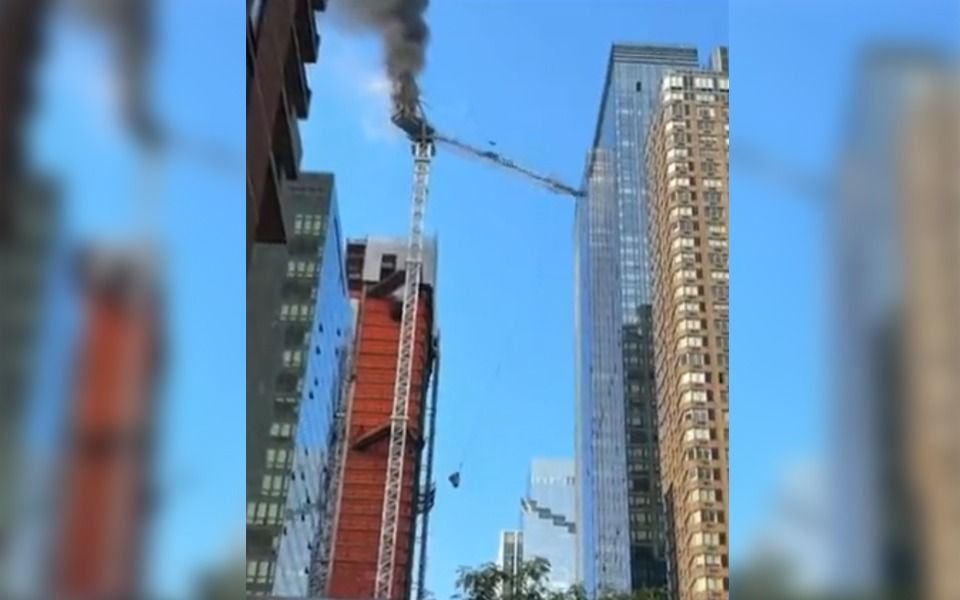VIDEO. Impactante caída de una grúa en un rascacielos de Manhattan
