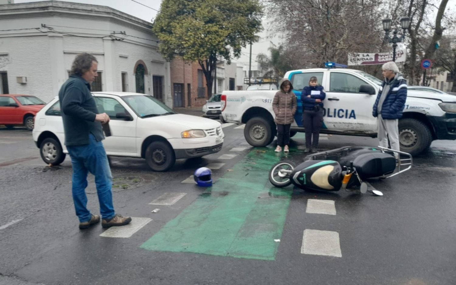Choque y una mujer herida en 17 y 53