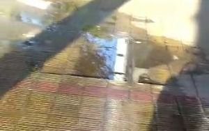 Una gran pérdida de agua preocupa a los vecinos de un barrio de La Plata