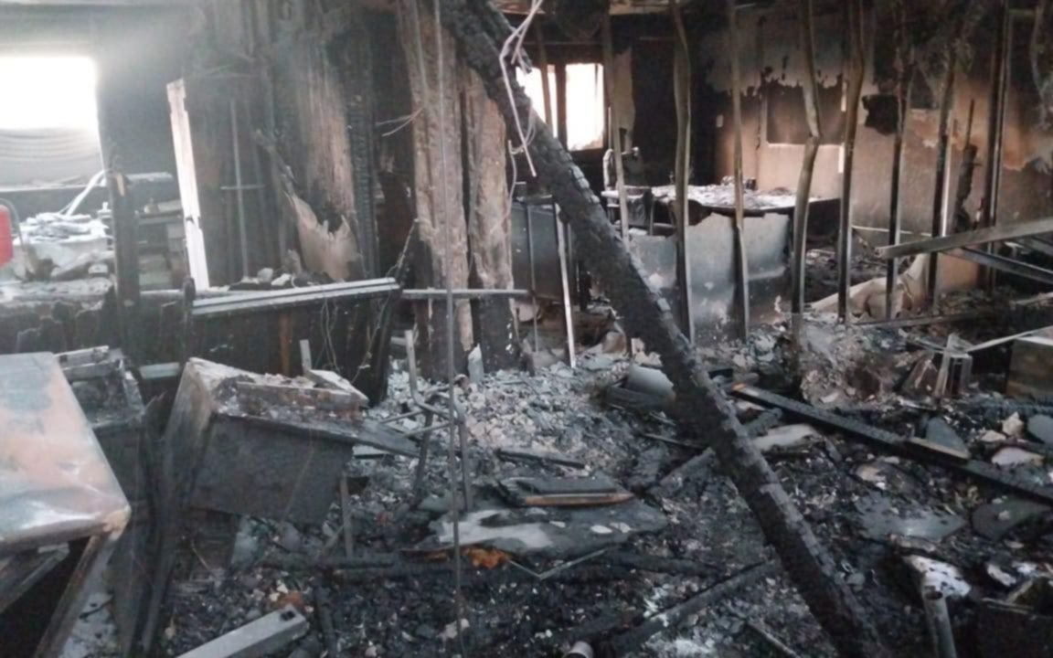 Incendio arrasó un depósito a metros del hospital San Martín