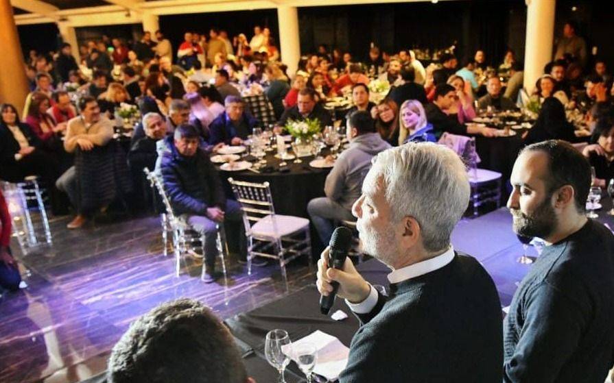 Elecciones 2023.- Alak reunió a migrantes de La Plata: “Vamos a crear un Parque Agroalimentario"