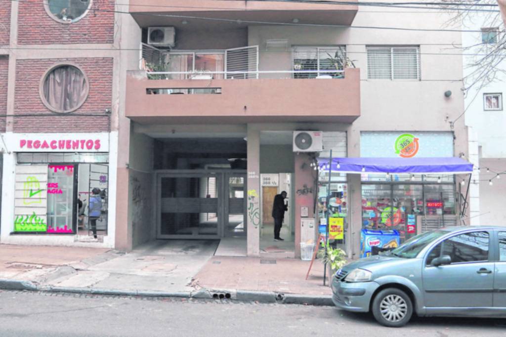 Tironeos en un balcón para evitar el audaz golpe de un “hombre araña”