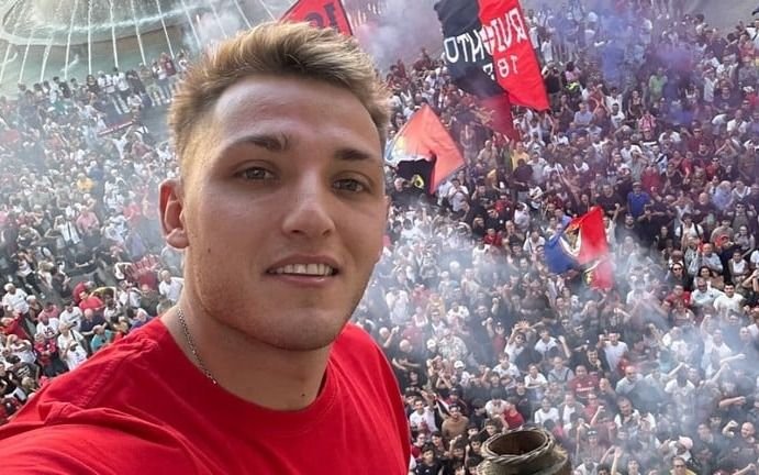 Retegui fue recibido como una estrella por los hinchas del Genoa de Italia