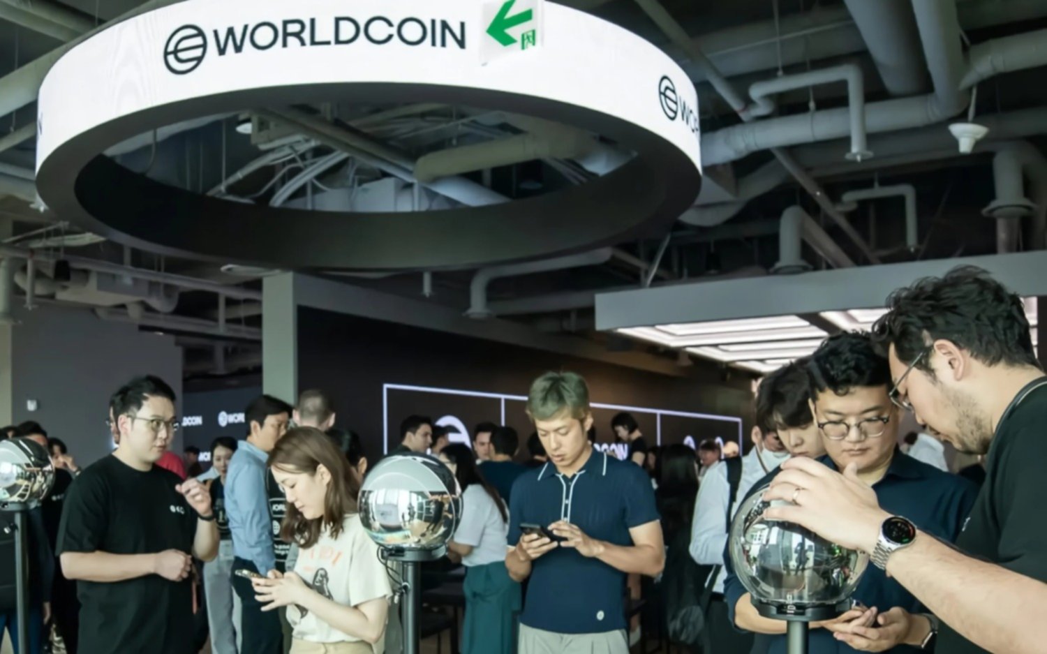Worldcoin, la polémica criptomoneda de ChatGPT que ofrece dinero a cambio de escanear el ojo